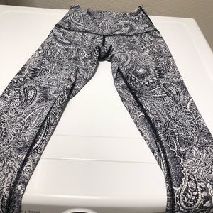 Size 4 gorgeous Lululemon cropped leggings,